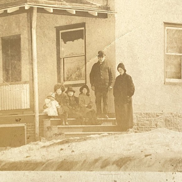RPPC c1920 House Family of 6 Snow Coats 1Cent Washington Stamp Divided Postcard - Picture 3 of 7